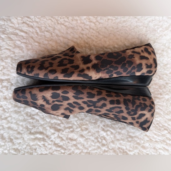 Vionic women’s Powell Leopard Orthotic Flats Comfort Loafers Size 7.5 - Picture 3 of 6